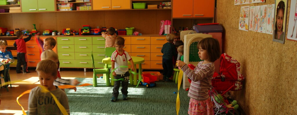 Dzieci bawiące się w przedszkolu